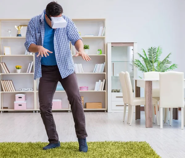 Homem com óculos de realidade virtual jogando em casa — Fotografia de Stock