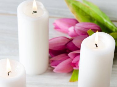 Aziz Sevgililer Günü dolandırıcılığında masanın üzerindeki hediye kutusu.