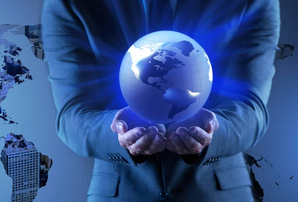 Zakenman holding globe in global bedrijfsconcept — Stockfoto