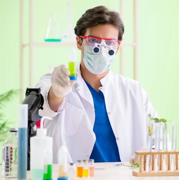 Joven biotecnólogo químico trabajando en laboratorio — Foto de Stock