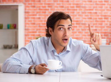 Ofiste çalışan genç yakışıklı eleman.