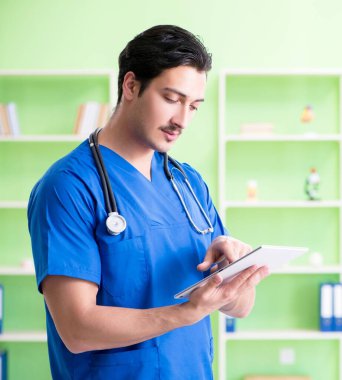 Hastanede çalışan genç bir doktor.