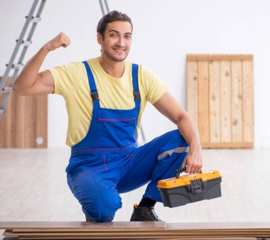 İçeride çalışan genç bir erkek müteahhit.