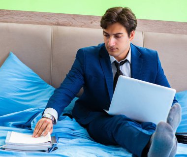 Otel odasında çalışan bir iş adamı.