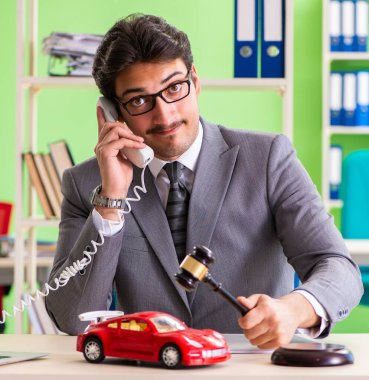 Genç ve yakışıklı avukat ofiste çalışıyor.