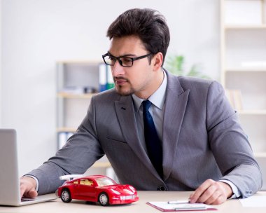 Ajan araba sigortası öneriyor.