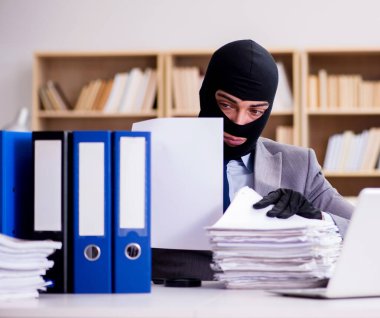 Ofisinde kar maskesi olan suçlu bir işadamı.