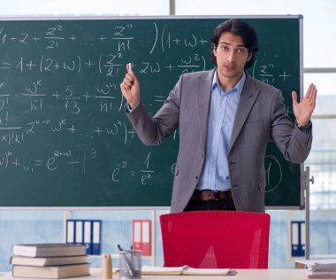 Sınıftaki genç yakışıklı matematik öğretmeni.