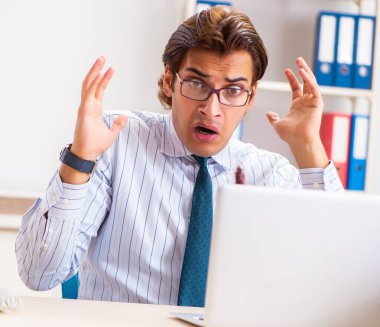 İş adamı ofisteki hamamböceklerinden tiksindi.