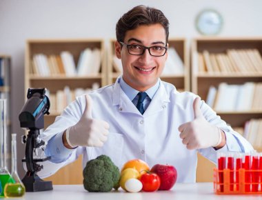 Erkek doktor meyve ve sebzeleri kontrol ediyor.