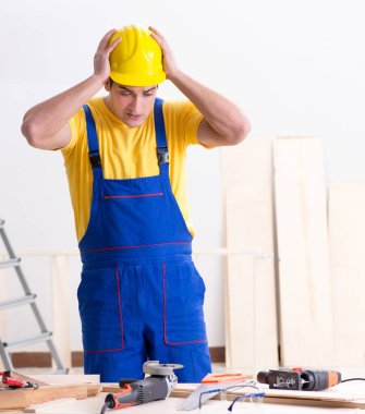 Kat tamircisi işinden memnun değil.