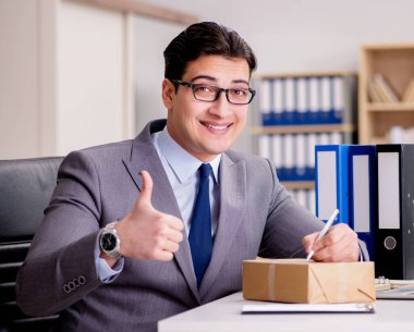 İşadamı görevinde paket alıyor