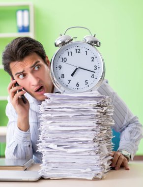 İş adamının evrak işleri ve iş yükü ile ilgili sorunları var