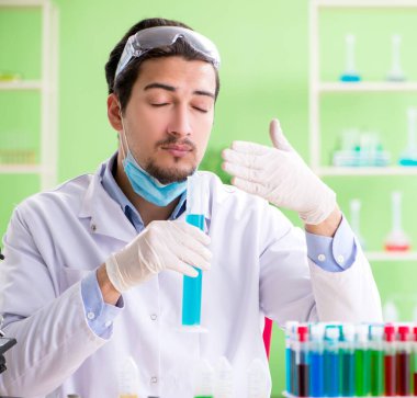 Laboratuvarda çalışan bir kimyager.