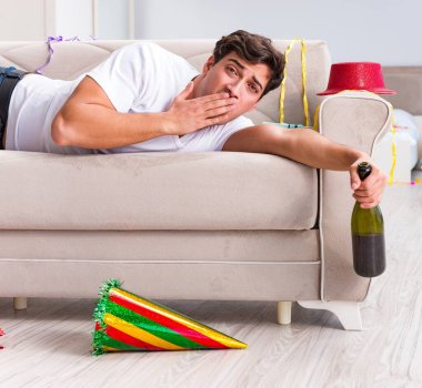 Yoğun bir Noel 'den sonra evde parti var.