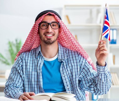 İngilizce öğrenen Arap öğrenci