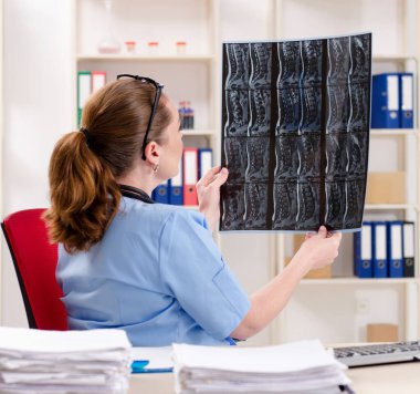 Klinikte çalışan kadın radyoloji uzmanı.