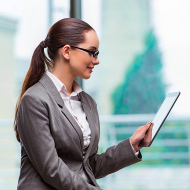 Tablet Office ile çalışan kadın