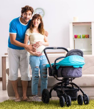 Bebekli genç ebeveynler yeni bir çocuk bekliyor.