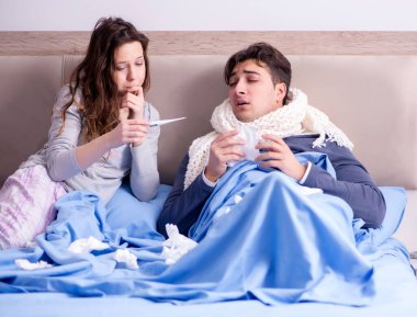 Evde hasta kocayla ilgilenen bir eş.