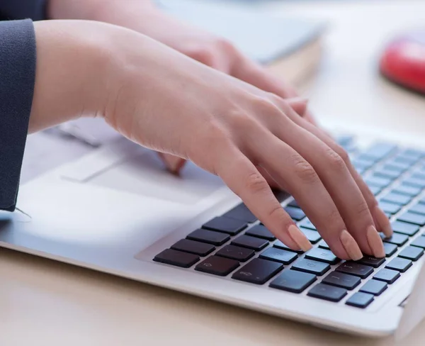 Kvinnlig finansiering professionell arbetar på tangentbord med rapporter — Stockfoto