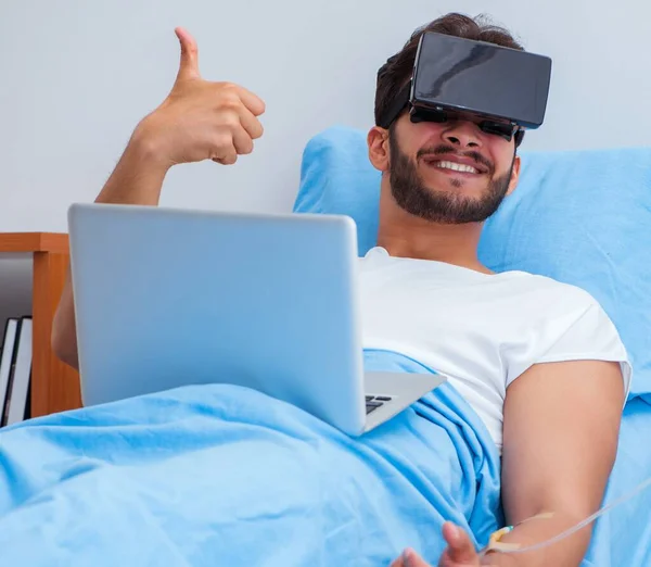 Paciente no hospital com óculos de realidade virtual — Fotografia de Stock