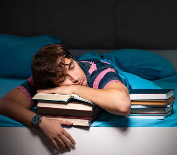 O jovem estudante se preparando para exames à noite em casa — Fotografia de Stock
