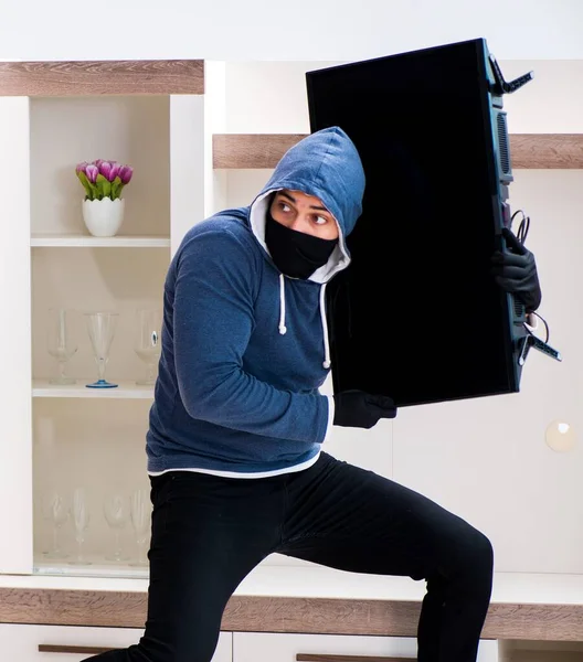 Férfi betörő lopás tv-készülék a házból — Stock Fotó