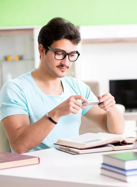 Studerande förbereder sig för hemtentamen — Stockfoto