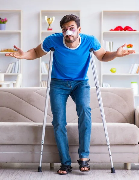 Verletzter Mann mit Krücken erholt sich zu Hause — Stockfoto