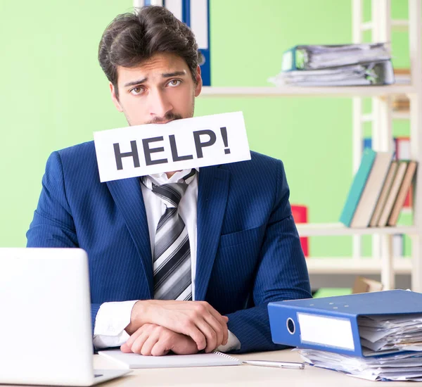 Empresário infeliz com excesso de trabalho sentado no escritório — Fotografia de Stock