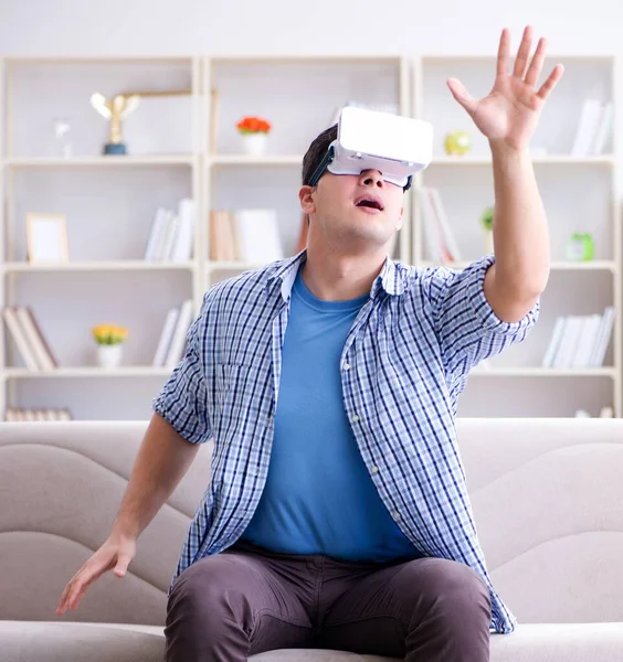 Άντρας με γυαλιά εικονικής πραγματικότητας παίζει στο σπίτι — Φωτογραφία Αρχείου