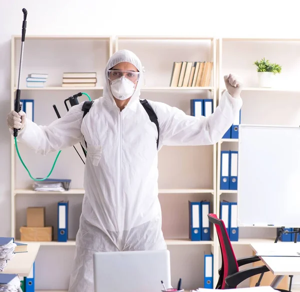 O empreiteiro profissional fazendo controle de pragas no escritório — Fotografia de Stock