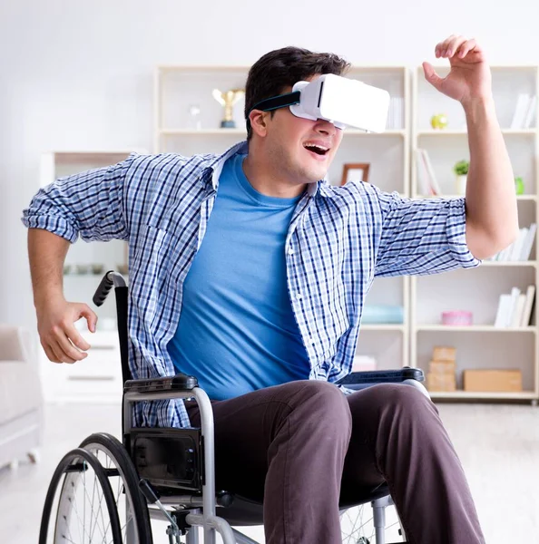 Hombre discapacitado estudiando con gafas de realidad virtual — Foto de Stock