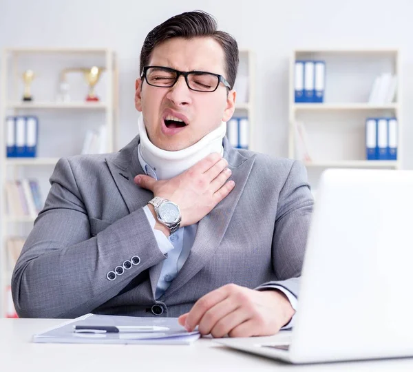 Podnikatel se zraněním krku pracuje v kanceláři — Stock fotografie