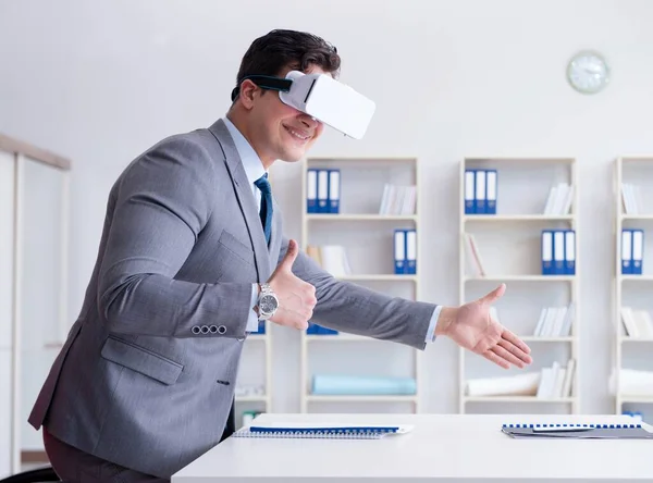Empresário com óculos de realidade virtual no escritório — Fotografia de Stock