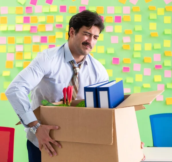 Homme ramassant ses affaires après le licenciement dans le bureau avec l'homme — Photo