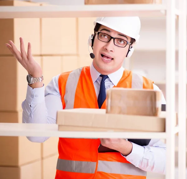 Man working in postal parcel delivery service office — Stock Photo, Image