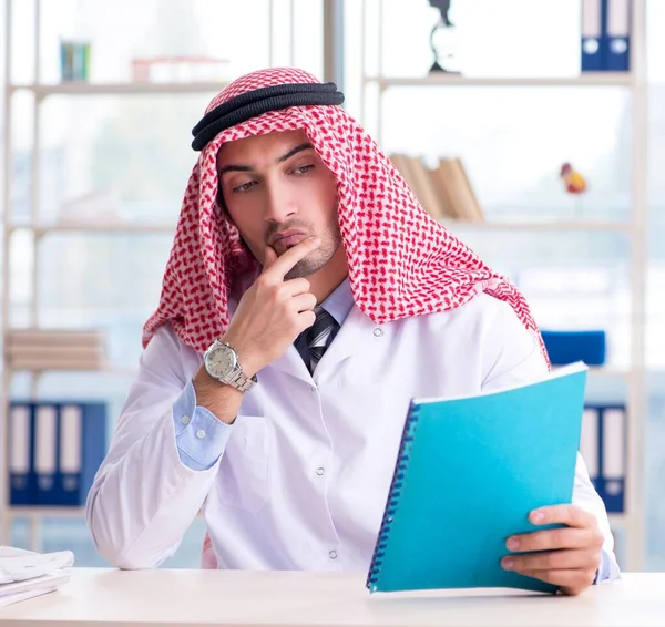 Den arabiska läkaren som arbetar på kliniken — Stockfoto