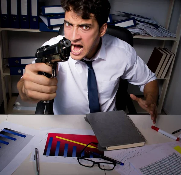 Homme d'affaires travaillant tard dans les heures de bureau — Photo