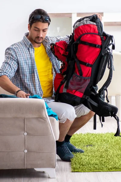 Mochilero empacando para su viaje — Foto de Stock