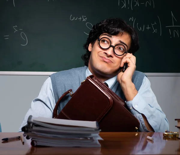 De jonge wiskundeleraar voor het schoolbord — Stockfoto