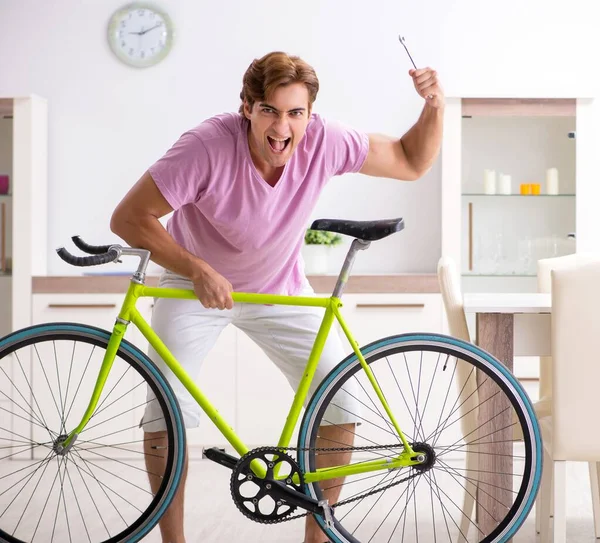 El hombre reparando su bicicleta rota — Foto de Stock