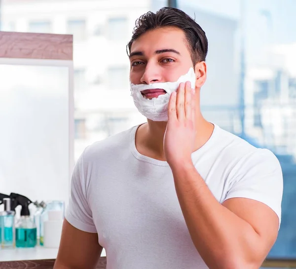 Νέος όμορφος άντρας ξυρίζεται το πρωί — Φωτογραφία Αρχείου