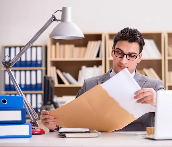 Empresário recebendo carta no escritório — Fotografia de Stock