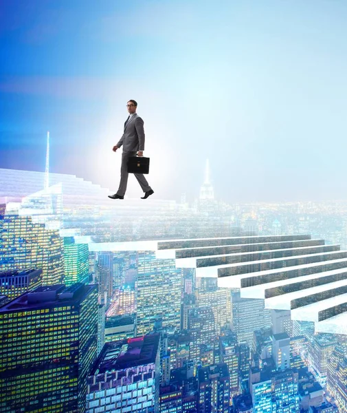 L'homme d'affaires escalade l'échelle de carrière au-dessus de la ville — Photo