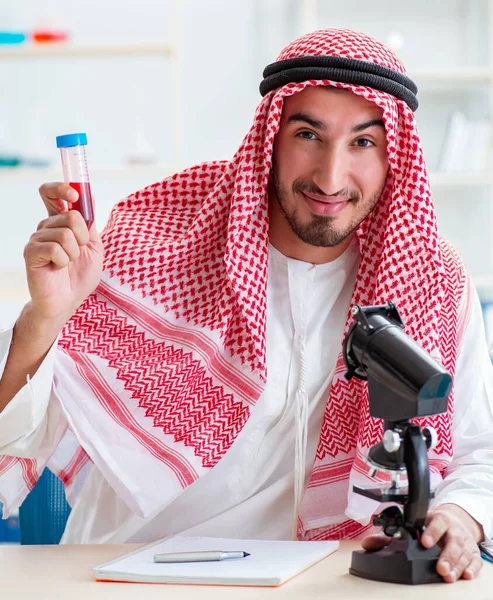 Άραβας χημικός εργάζεται στο γραφείο του εργαστηρίου — Φωτογραφία Αρχείου