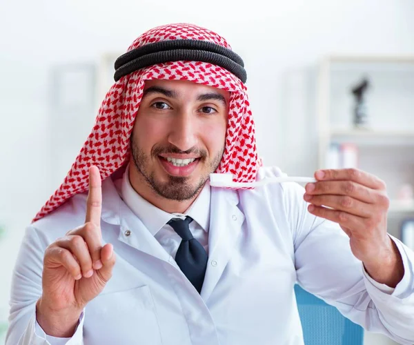 Dentista árabe trabalhando em implante de dentes novos — Fotografia de Stock