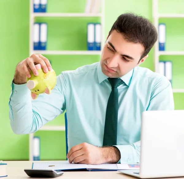 Masculino gerente financeiro trabalhando no escritório — Fotografia de Stock