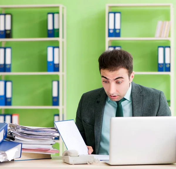 Empresário irritado com excesso de trabalho sentado no escritório — Fotografia de Stock